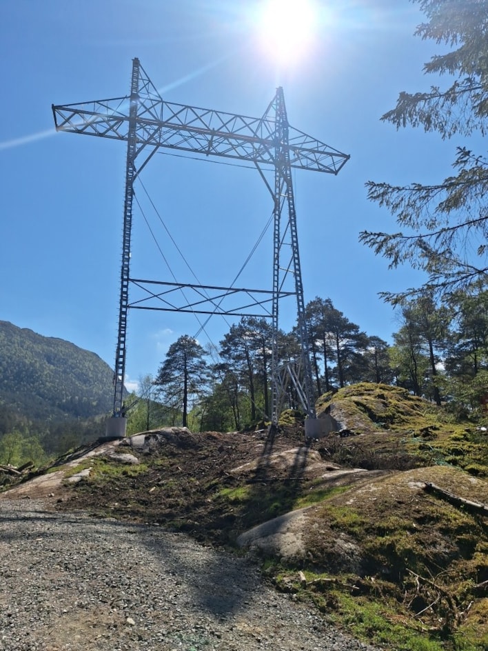 Viser bilde av første mast som er reist i Blåfalli-Gismarvik prosjektet