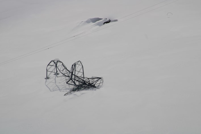 Bilde av en mast som har krøllet seg sammen i snøen