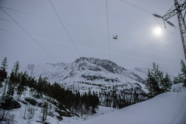 Bilde av kraftledning og snø