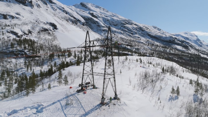 Bilde av mast og snø