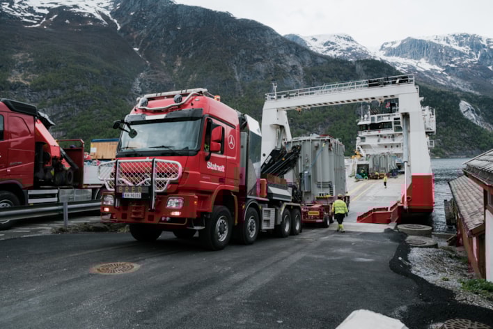 Bil kjører ut av båten Elektron