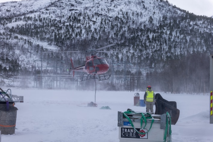 Bilde av helikopter som nesten har landet.