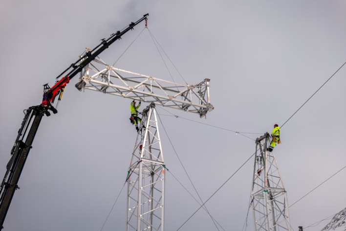 Bilde av to montører som monterer mast