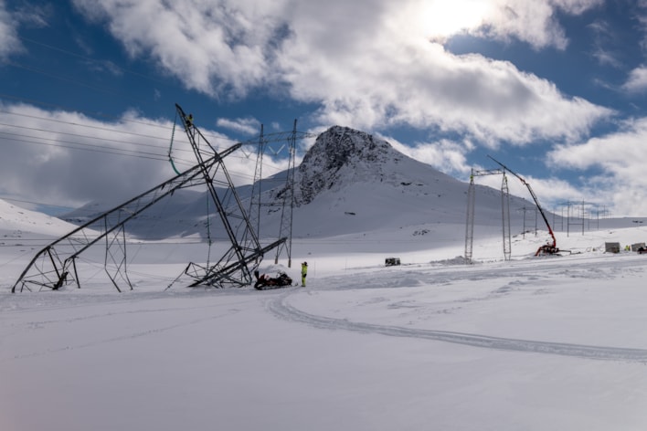 Bilde av ødelagt mast og montering.