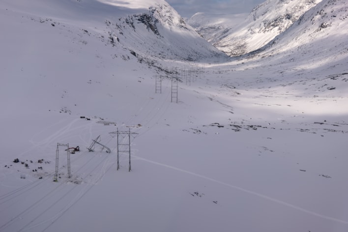 Bilde av mange master i snødekt landskap