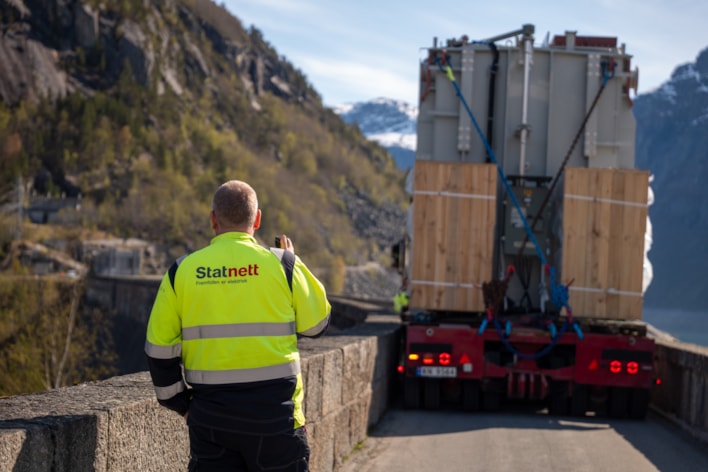 Person i verneetøy følger med på transporten